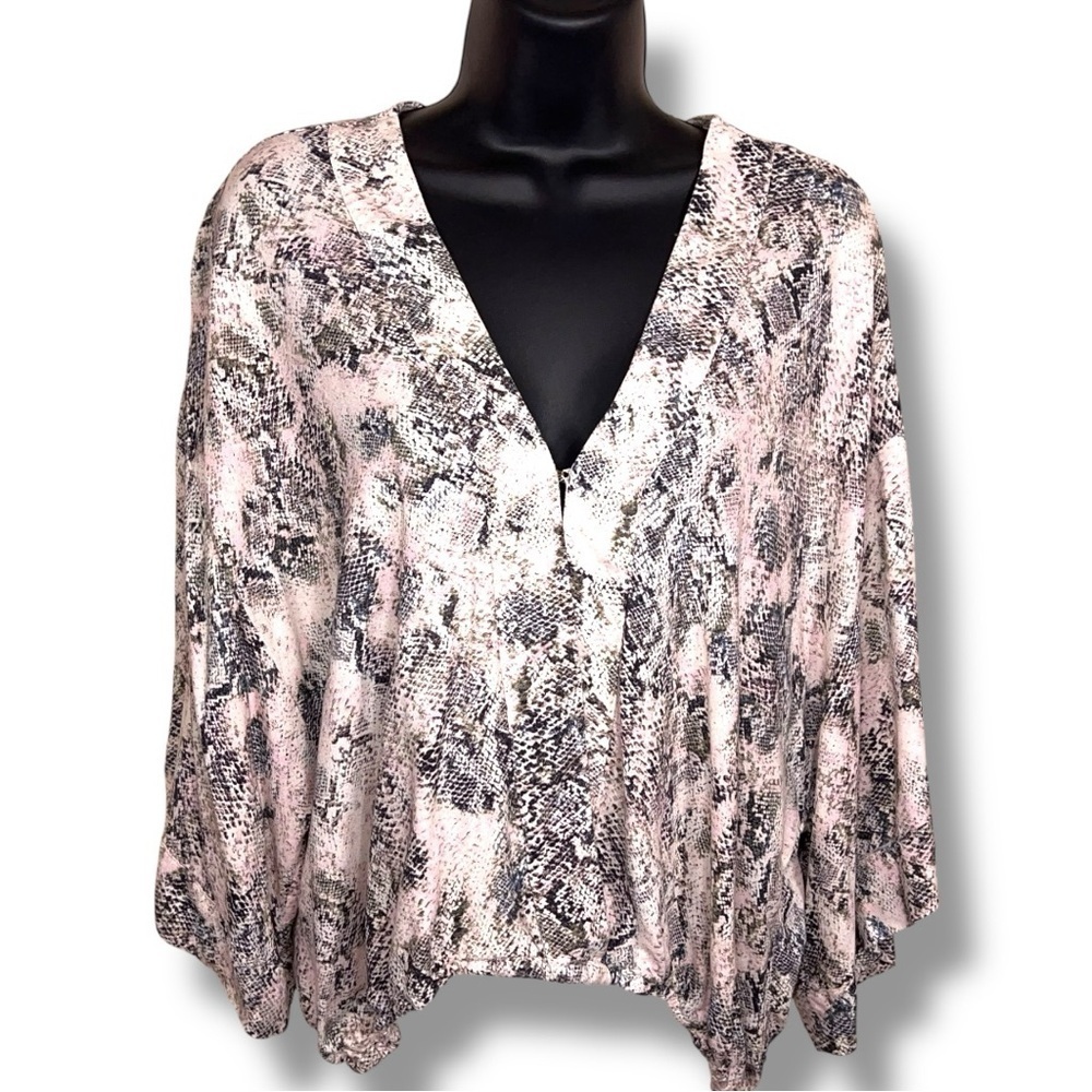 Medium On The Road Blouse Wrap Style Snakeskin Animal Print Vneck White Ivory